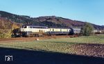218 151 mit E 3180 bei Voßwinkel nahe Neheim-Hüsten. (12.11.1989) <i>Foto: Rolf Hahmann</i>