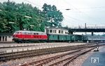 215 137 (Bw Haltingen) fährt mit dem "Heckeneilzug" E 1631 (Freiburg - Basel Bad Bf - Radolfzell - Memmingen - München) in Lindau Hbf ein. (07.1970) <i>Foto: Rolf Hahmann</i>