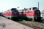 Im Bahnhof Friedrichshafen treffen die Kemptener 221 103 und 221 135 aufeinander. 221 103 leistet einer 215 Vorspann vor dem E 506 (Stuttgart - Lindau). (03.1969) <i>Foto: Rolf Hahmann</i>