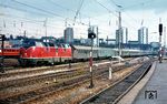 221 139 vom Bw Villingen (Schwarzw) setzt in Stuttgart Hbf den Leerwagenpark des D 593 in die Abstellanlage zurück. (07.1970) <i>Foto: Rolf Hahmann</i>