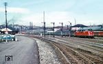 V 200 063 vom Bw Villingen (Schwarzw) fährt mit dem D 80 (Hamburg-Altona - Würzburg - Stuttgart - Konstanz) aus dem Bahnhof Rottweil. (03.1965) <i>Foto: Rolf Hahmann</i>