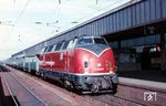 Anfang Mai 1967 fand in Essen die jährliche Verbandstagung des BDEF statt. Aus diesem Anlass bespannte V 300 001 vom Bw Hamm (Westf) einen Sonderzug, der hier in Essen Hbf auf die Abfahrt nach Olpe wartet. (05.05.1967) <i>Foto: Rolf Hahmann</i>