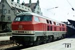 Das 1962 von der Firma Henschel auf eigene Rechnung hergestellte Einzelstück DH 4000, wurde ab September 1963 an die DB vermietet. Die seit 1965 beim Kempten (Allgäu) beheimatete Lok, inzwischen mit EDV-Nummer 232 001-8 versehen, wartet in Lindau Hbf auf die Abfahrt vor dem D 93 "Bavaria" nach München. (05.1968) <i>Foto: Rolf Hahmann</i>