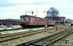 VT 60 503 stellt mit einem führenden VS 145 den P 3589 nach Isny in Leutkirch bereit. (03.1965) <i>Foto: Rolf Hahmann</i>