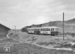 T 24 mit Bw 102 auf der Fahrt nach List bei Blidsel. Die Entwicklung der Sylter Inselbahn war durch militärische Aspekte geprägt. Sowohl die Strecken- und Gleisausdehnung wie auch der Fahrzeugbestand waren ein Spiegelbild des Ausbauzustandes der militärischen Anlagen. Im Zweiten Weltkrieg gab es zwischen Blidsel und dem Lister Ellenbogen eine von der Marine gebaute Anschlussbahn, die zu mehreren Seezielbatterien führte. Nach dem Krieg wurde die sog. "Listlandbahn" wieder abgebaut. (14.09.1968) <i>Foto: Reinhard Todt</i>