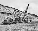 Tetrapoden sind rund sechs Tonnen schwere, vierbeinige Betonklötze, die einst in Grenoble zur Befestigung der Hafenmole von Casablanca entwickelt wurden. In den 1960er-Jahren versuchte der Küstenschutz auf Sylt, die Landverluste vor Hörnum und Westerland mit solchen Betonkonstruktionen einzudämmen. Der Erfolg war eher bescheiden. Auf der Lee-Seite verstärkte sich der Sandabbau sogar um ein Vielfaches. Bei schweren Sturmfluten wie etwa 1981 wurden die Kolosse trotz ihrer Masse unterspült und versetzt. Darüber hinaus verunstalteten sie den attraktiven Sandstrand. Insgesamt wurden auf Sylt über 12.000 Tetrapoden verlegt. Das Bild entstand südlich von Westerland (Sylt). (10.09.1968) <i>Foto: Reinhard Todt</i>
