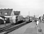 Rangierarbeiten im Bahnhof Hörnum. T 24 setzt um, wobei es der Rangierer sichtlich eilig hat. (09.1968) <i>Foto: Reinhard Todt</i>