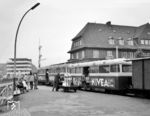 Der LT 2 im Nordbahnhof unmittelbar neben dem DB-Bahnhof Westerland (Sylt). Neben den Koffern der Urlauber wurde auch Expressgut befördert. (02.10.1968) <i>Foto: Reinhard Todt</i>