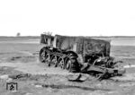 Auch 11 Jahre nach Kriegsende fanden sich am Strand bei Rantum noch Überreste aus dem Zweiten Weltkrieg wie dieser ausgeschlachtete Raupenschlepper. Während des Zweiten Weltkriegs wurde Sylt intensiv militärisch genutzt. Die strategische Lage nahe der dänischen Grenze und an wichtigen Seewegen machte die Insel zu einem relevanten Standort für die deutsche Wehrmacht. Entlang der Küsten entstanden zahlreiche militärische Anlagen, darunter Bunker, Geschützstellungen und Beobachtungspunkte. (05.1956) <i>Foto: Reinhard Todt</i>