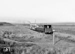 Ein Zug mit LT 2 und einem alten ehemaligen 3. Klasse Personenwagen (Baujahr 1913) auf dem Weg nach Westerland Südbahnhof am Haltepunkt Samoa. (10.09.1968) <i>Foto: Reinhard Todt</i>