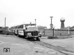 LT 3 mit Anhänger an der Kreuzung Friesische/Kampstraße im Norden Westerlands auf der Fahrt nach List. Der Bereich ist heute komplett mit Wohnhäusern bebaut, den Wasserturm gibt es nicht mehr. (08.1968) <i>Foto: Reinhard Todt</i>