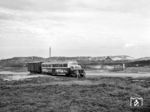 Leicht-Triebwagen LT 4 mit Güterwagen 21 kreuzt die Listlandstraße bei Blidsel. Das verfallene Lager der Wehrmacht im Hintergrund wurde später abgerissen. (05.10.1968) <i>Foto: Reinhard Todt</i>