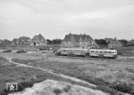 LT 4 mit Anhänger im Bahnhof Kampen. Kampen war bis ca. 1900 über Jahrhunderte hinweg ein rein landwirtschaftlich geprägter Ort. Seefahrt und Fischfang sowie Industrie und Handwerk waren kaum von Belang. In den 1920er Jahren entstanden am Rande des historischen Siedlungskerns im Bereich der so genannten „Nordheide“ die Sommerhäuser und Villen von zumeist wohlhabenden Gästen. Erst in den 1960er Jahren wurde der Ort zunehmend Treffpunkt der „Reichen und Schönen“ – der Industriellen des Wirtschaftswunders. Auch Prominenz aus Film und Fernsehen fand Kampen chic. Nach wie vor ist Kampen ein exklusiver Urlaubsort auf Sylt. Die zu früherer Zeit noch prägnante Struktur von spektakulären Partys und Events des Jetsets hat sich mittlerweile aber gewandelt. Heute wird eher zurückgezogen gewohnt und gefeiert. (16.09.1968) <i>Foto: Reinhard Todt</i>