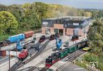 99 1781 fährt mit P 102 nach Lauterbach an der Betriebswerkstatt der RüBB in Putbus vorbei. Dort stehen neben 251 902, 99 4802, 99 4631, 99 4801 und 99 4632. 251 902 wird als Schlusslok an den P 102 gehen, da in Lauterbach Mole keine Wendemöglichkeiten bestehen. (16.10.2026) <i>Foto: Joachim Schmidt</i>