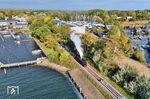 99 1781 ist mit P 102 aus Göhren in Lauterbach Mole angekommen. Die hier am Zugschluss nicht sichtbare 251 901 wird den Zug um 11.22 Uhr zurück nach Putbus bringen. (16.10.2026) <i>Foto: Joachim Schmidt</i>