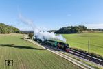 99 4011 verlässt mit P 104 nach Lauterbach Mole den Kreuzungsbahnhof Seelvitz zwischen Binz LB und Putbus.  (16.10.2026) <i>Foto: Joachim Schmidt</i>