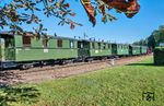 Der vorbildlich restaurierte "Nordstrecken-Zug" mit 99 4631 in Garftitz. Die historischen zweiachsigen Wagen verkehrten einst zwischen Fährhof und Altenkirchen (Rügen). (16.10.2026) <i>Foto: Joachim Schmidt</i>