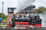 99 4632 (Vulcan, Baujahr 1914) fährt auf dem Weg zur Fahrzeugausstellung im Bahnhof Putbus am restaurierten Wasserturm vorbei.  (17.10.2026) <i>Foto: Joachim Schmidt</i>