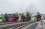 Lokparade der Vulcan-Lokomotiven 99 4631, 53 Mh (99 4633) und 99 4632 im Bahnhof Putbus. Leider spielte das Wetter nicht mit. Die zehn Lokomotiven der Lenz-Type Mh (für Heißdampfausführung) wurden 1913/14 und 1925 für die 750-mm-Schmalspurbahnen in Pommern gebaut. Sieben der zehn Lokomotiven gingen als Reparationen nach 1945 in die UdSSR. Nach der Übernahme der RüKB durch die Deutsche Reichsbahn am 1. April 1949 bekamen die drei übriggebliebenen Lokomotiven die neuen Betriebsnummern 99 4631 bis 4633. Erstmals nach mehr als 40 Jahren präsentieren sich alle drei Lokomotiven auf Rügen wieder unter Dampf. (17.10.2026) <i>Foto: Joachim Schmidt</i>