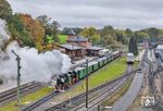 99 4633 (Mh 53) und 99 4632 fahren mit P 108 aus dem Bahnhof Putbus. Am Zugschluss hängt wieder 251 901, die den Zug später aus Lauterbach Mole zurückziehen wird. (17.10.2026) <i>Foto: Joachim Schmidt</i>