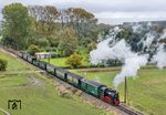99 4632 verlässt mit P 102 nach Lauterbach Mole den Haltepunkt Beuchow. Die Ausstattung des Haltepunkts besteht aus einem Fahrplanaushang und einem Papierkorb. Für besonders anspruchsvolle Reisende steht eine Bank zur Verfügung. (18.10.2026) <i>Foto: Joachim Schmidt</i>