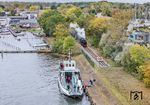 In Lauterbach Mole trifft 99 4632 mit P 102 aus Göhren auf das restaurierte Fährschiff "Wittow". Das Schiff wurde 1895 auf der Stettiner Vulcan-Werft gebaut und ab 1896 als Wittower Fähre auf der Insel Rügen eingesetzt. Insofern passte auch die Fähre zu den "Vulcantagen auf Rügen". Die Fähre wurde im August 1995 außer Dienst gestellt und in das Technikmuseum „Zuckerfabrik“ im vorpommerschen Barth geschleppt, wo sie als Café dienen sollte. 2012 wurde die Wittow an den „Förderverein zur Erhaltung der Rügenschen Kleinbahnen“ verkauft und wieder betriebsfähig aufgearbeitet. (18.10.2026) <i>Foto: Joachim Schmidt</i>