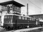E 10 184 wurde im Oktober 1958 in Dienst gestellt. Hier leistet sie einer Bügelfalten-Schwesterlok Vorspann im Münchener Hauptbahnhof. (1965) <i>Foto: Steidl</i>