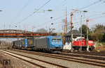 185 527, in Diensten von Crossrail, unterwegs mit dem LKW-Walterzug KT 43923 im Bahnhof Düsseldorf-Rath. (22.03.2012) <i>Foto: Joachim Bügel</i>