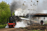 38 2267 überholt im Bahnhof Bonn-Beuel die zur Parallelfahrt startende 01 1066. (28.04.2012) <i>Foto: Joachim Bügel</i>