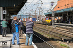Sogenannte "Trainspotter" sind in Groß Britannien allerorts präsent, wie hier bei der Durchfahrt der EWS 66001 in Doncaster. (13.04.2012) <i>Foto: Joachim Bügel</i>