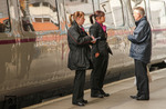 In britisch lässiger Art unterhält sich die Stationsmanagerin des Bahnhofs Doncaster (South Yorkshire) und ihre Assistentin mit einem Reisenden. (13.04.2012) <i>Foto: Joachim Bügel</i>