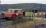 Kleinwagen 12-4386 in Diensten der Bahnmeisterei Herzberg/Harz an der Anrufschranke des BÜ "Am Röseberg" in Walkenried. (07.04.1976) <i>Foto: Wolfgang Bügel</i>