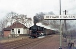 044 389 räuchert mit Dg 53842 durch den Haltepunkt Berwartshausen bei Northeim. (07.04.1976) <i>Foto: Wolfgang Bügel</i>