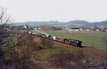 044 552 rollt mit Ng 63245 (Altenbeken ab 15.55 Uhr - Ottbergen an 16.27 Uhr) bei Reelsen talwärts. (10.04.1976) <i>Foto: Wolfgang Bügel</i>