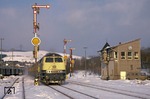 218 129 hat mit einem Eilzug aus Kassel den Bahnhof Bestwig im Sauerland erreicht. (04.03.1988) <i>Foto: Joachim Schmidt</i>