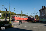 225 023 + 225 117 mit dem Stahlbrammenzug GM 61303 am Bahnübergang "Oeger Straße" in Hohenlimburg. (12.10.2012) <i>Foto: Joachim Schmidt</i>