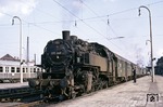 Der Heizer der 086 348 schaut bereits ungeduldig zum Zugführer, der aber noch mit den letzten Schreibarbeiten am P 3340 nach Rodach beschäftigt ist. (28.05.1970) <i>Foto: Robin Fell</i>