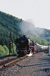 044 508 ist mit dem historischen Rheingoldzug (Dsts 25479) bei Oberderschlag unterwegs. (15.05.1976) <i>Foto: Wolfgang Bügel</i>