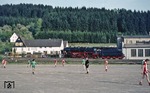 Auch die vorbeifahrende 044 216 scheint die fußballspielenden Akteure in Bergneustadt wenig zu interessieren.  (15.05.1976) <i>Foto: Wolfgang Bügel</i>