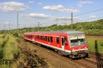 928 511 (628) als Leergarnitur von Wuppertal nach Düsseldorf am Abzweig Linden bei Gruiten. Das Zuglaufschild weist darauf hin, dass der Zug als Dienstleister in Sachen Liebe unterwegs war. (24.05.2011) <i>Foto: Wolfgang Bügel</i>