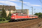 Ihr letztes Einsatzjahr erlebte die Dortmunder 110 494 mit sporadischen Einsätzen vor den Berufsverstärkerzügen der NRW-Linie RE 5, hier mit RB 30528 (Köln - Wesel) in Düsseldorf-Volksgarten, kurz vor dem Düsseldorfer Hauptbahnhof. (30.05.2011) <i>Foto: Wolfgang Bügel</i>