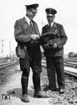 Zwei Reichsbahner im Rangierbahnhof Berlin-Pankow. (1942) <i>Foto: RVM (Ittenbach)</i>