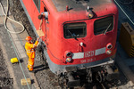 Übergabe der Zugpapiere an den Triebfahrzeugführer der 139 313 im Rangierbahnhof Hagen-Vorhalle. (07.09.2012) <i>Foto: Joachim Schmidt</i>
