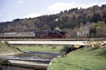 038 772 überquert mit einem Personenzug nach Eutingen die Neckarbrücke in Horb. (03.05.1973) <i>Foto: Martin Robinson</i>