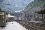 Eine 216 begegnet einem 624 im Bahnhof Cochem an der Mosel. Bei genauen Betrachten erinnern noch viele Relikte an die Dampflokzeit, die heute längst verschwunden sind. (14.06.1972) <i>Foto: Robert  Palmer</i>