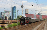Vor der modern nüchtern Skyline vom "MedienHafen" zieht 01 1066 ihren Sonderzug DPE 5918 (Emden - Rheine - Köln) in Düsseldorf-Hamm vorbei. (07.07.2012) <i>Foto: Joachim Bügel</i>