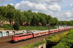 Die in Dortmund beheimatete 110 402 ist mit Regionalbahn 30524 nach Emmerich auf den Ortsgleisen in Düsseldorf-Derendorf unterwegs. (18.07.2012) <i>Foto: Joachim Bügel</i>