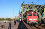 110 427 rollt von der Hohenzollernbrücke kommend vor RE 11373 aus Aachen in den Bahnhof Köln-Messe/Deutz ein. (24.07.2012) <i>Foto: Joachim Bügel</i>