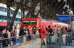 Neben der RE-Linie 1 in NRW durch das Ruhrgebiet wird auch die Linie RE 7 (Krefeld - Wuppertal - Rheine) stark frequentiert, wie das Bild am morgendlichen RE 10708 mit 112 160 in Köln Hbf zeigt. Statt die Züge um einen Wagen zu verstärken, soll - trotz der negativen Erfahrungen auf der Siegstrecke - auf dieser Linie künftig auch der ET 442 eingesetzt werden. (27.07.2012) <i>Foto: Joachim Bügel</i>
