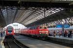 Wegen technischer Überarbeitung der Baureihe VT 644 wurde im Sommer 2012 wieder ein Umlauf auf der Eifelbahn  mit Baureihe 218 und n-Wagen gefahren. 218 461 fährt hier mit dem Leerzug 73414 aus einer Zwischenleistung auf der Aggertalbahn durch den Kölner Hauptbahnhof.  (27.07.2012) <i>Foto: Joachim Bügel</i>